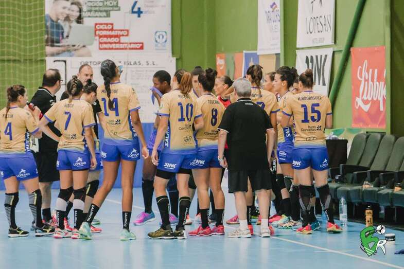 Las jugadoras del Rocasa en un tiempo muerto en un partido reciente (Foto TA)
